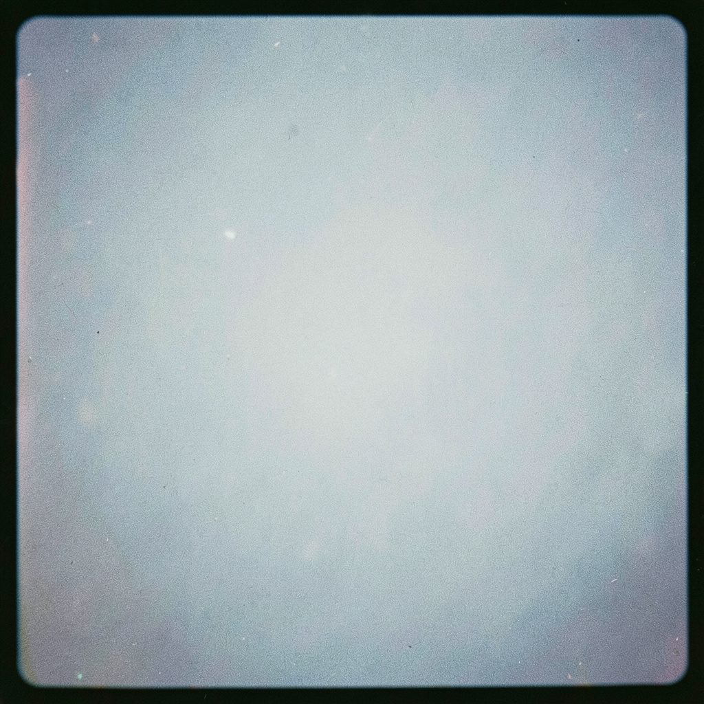 Une surface texturée aux tons bleu nuit et or pâle, évoquant un ciel nocturne traversé de lueurs chaudes, dans une ambiance calme et solennelle.